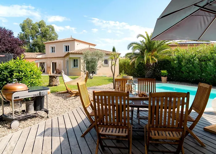 Andria Family-friendly Trampoline & Pool فيلة
