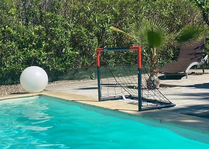 Andria Family-friendly Trampoline & Pool بزييه
